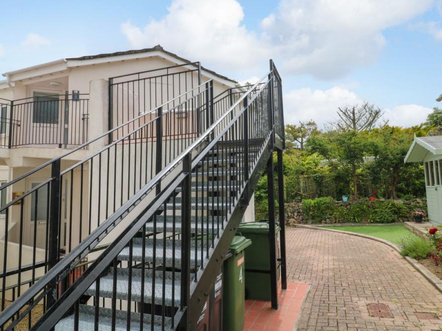 8 Manor Close