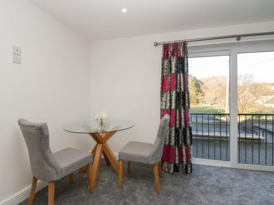 Yewdale View Apartment