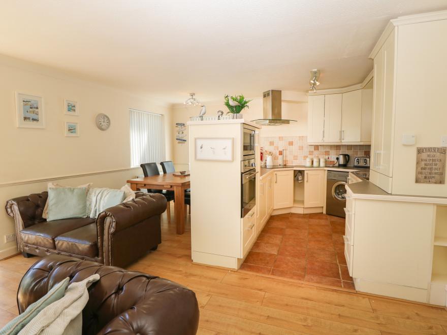 Beach House (Ty Traeth)