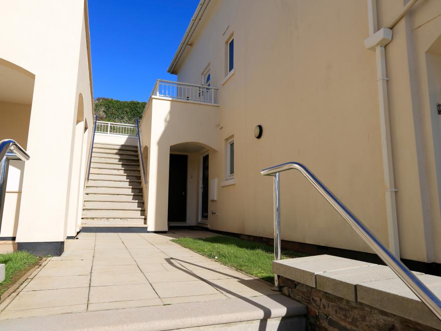6 Chichester Court
