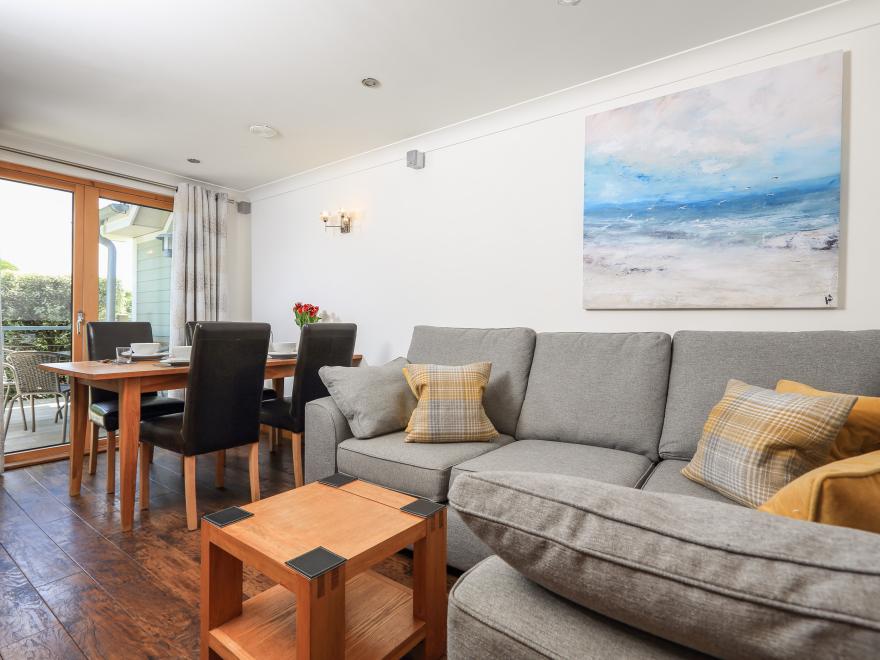 6 Court Cottage, Hillfield Village