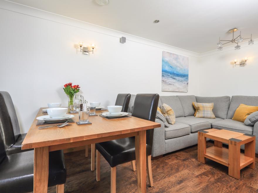 6 Court Cottage, Hillfield Village