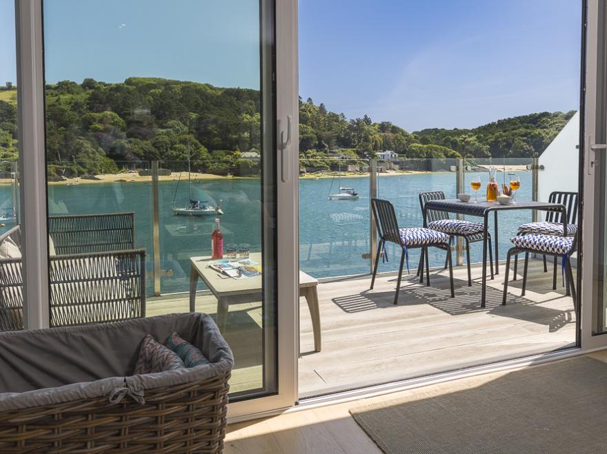 Villa 8, Estura