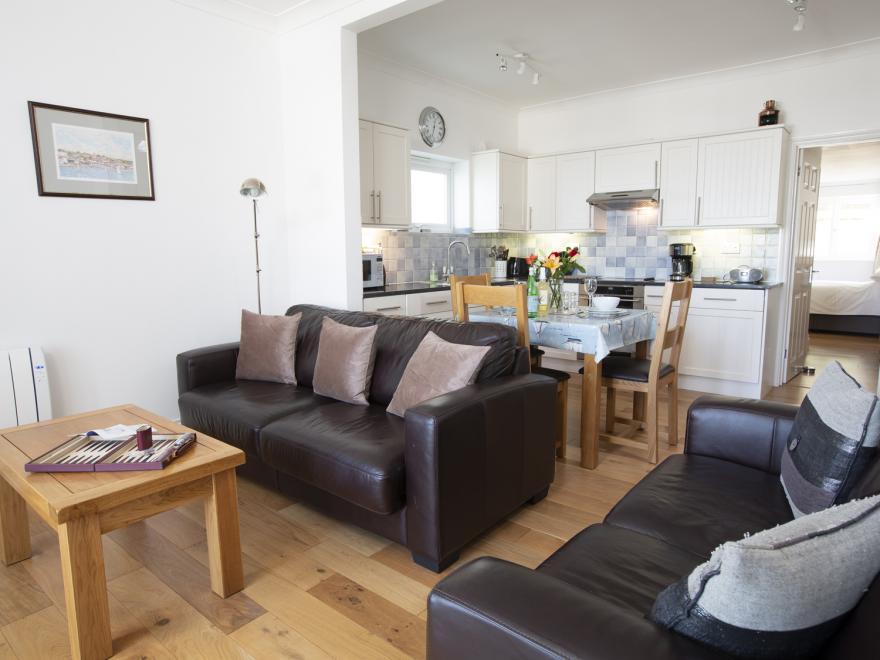 1 Lyndhurst