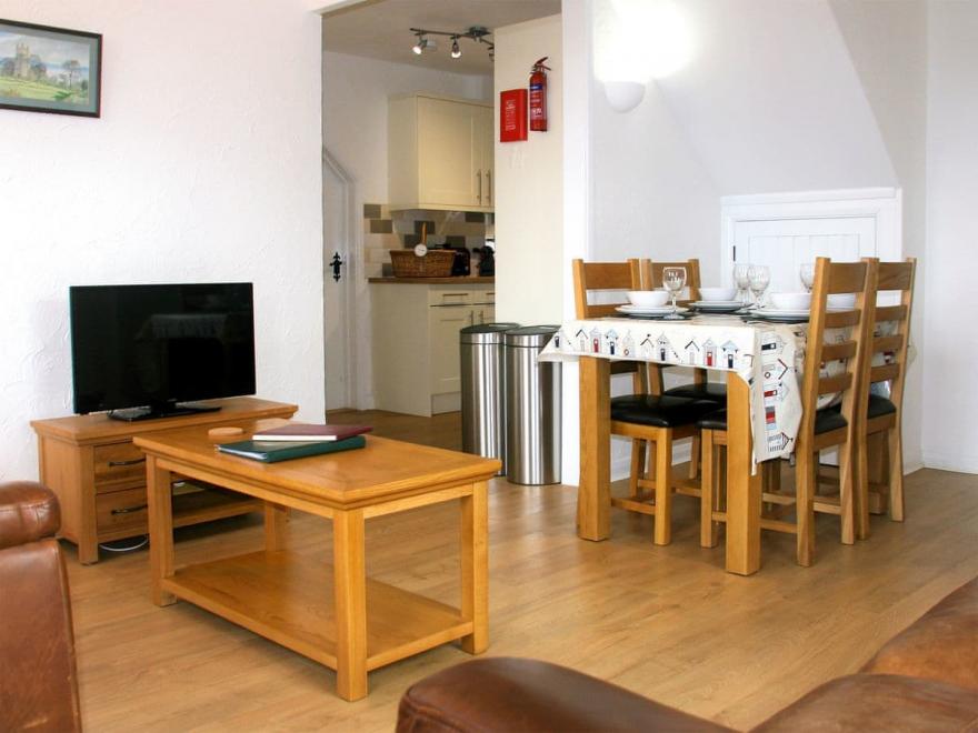 Gamekeeper's Cottage - UKC4120