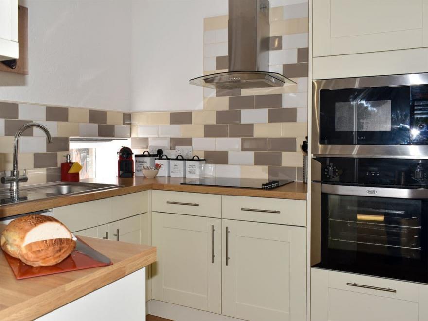 Gamekeeper's Cottage - UKC4120