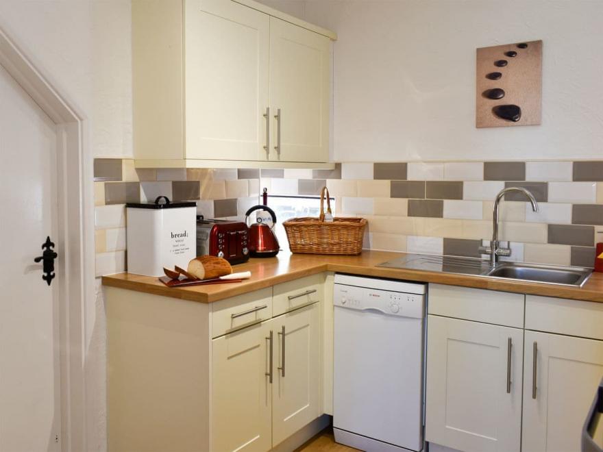 Gamekeeper's Cottage - UKC4120