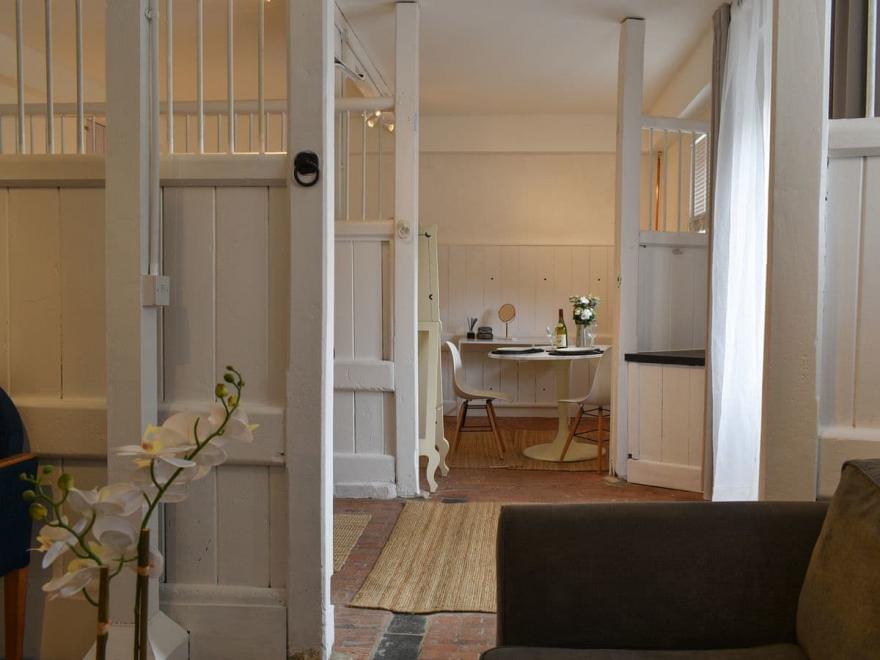 The Stables - UKC4140