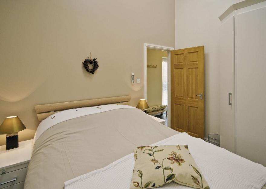 Peacock Barn - E5479