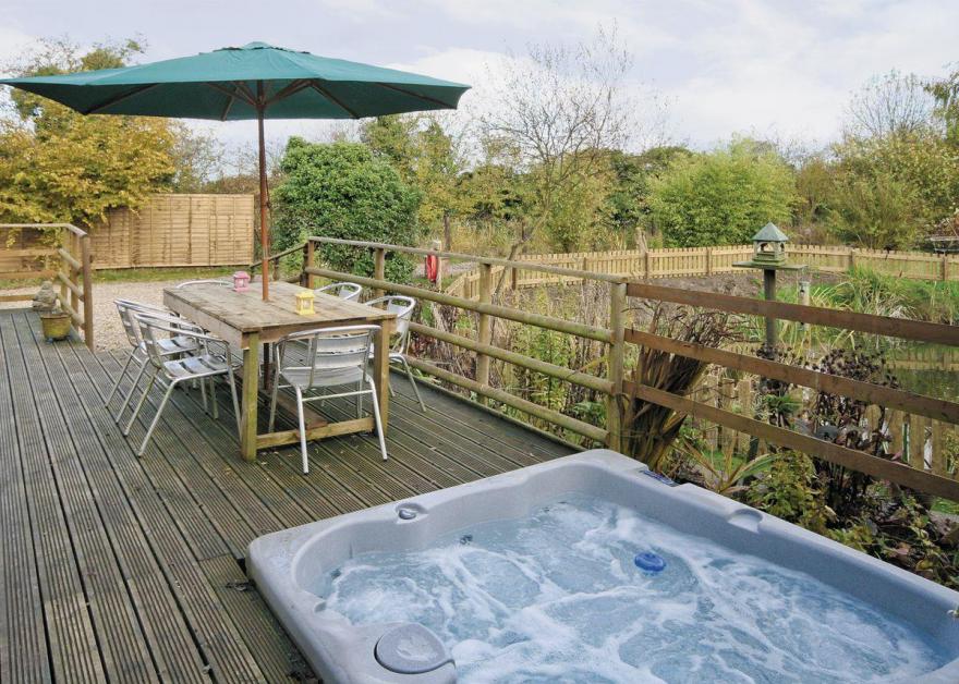 Hidden Garden Cottage - E5543