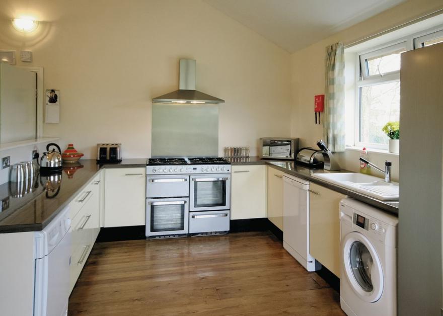 Hidden Garden Cottage - E5543