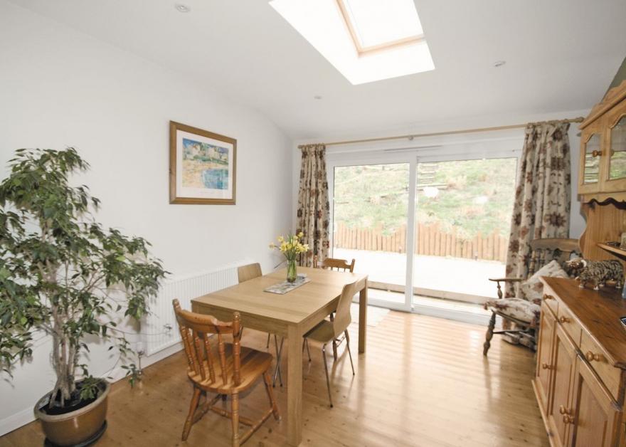 Seaside Cottage - E5453