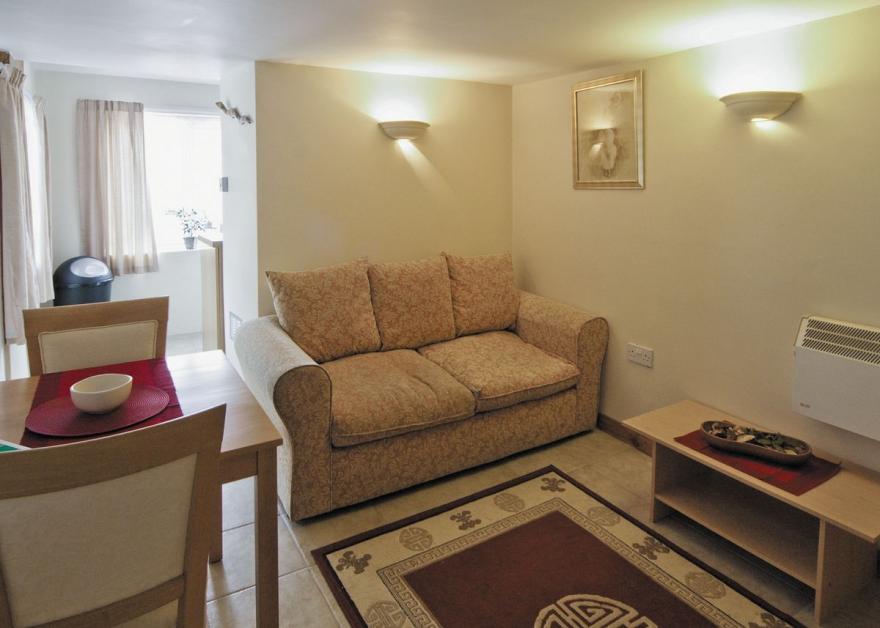 Ty Cefyl Bach - HW7760