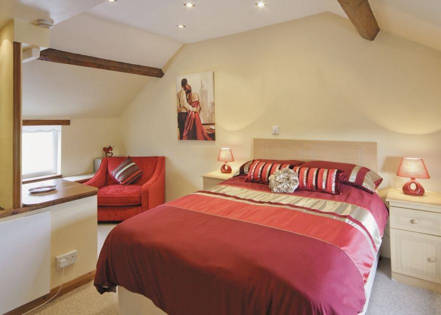 Ty Cefyl Bach - HW7760