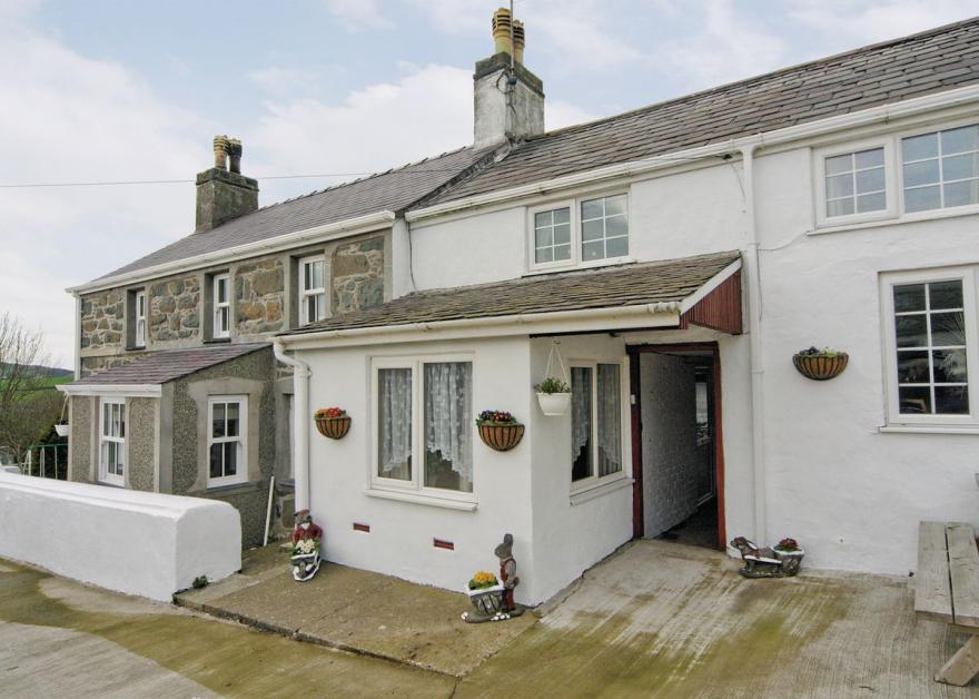 Ty Cefyl Bach - HW7760