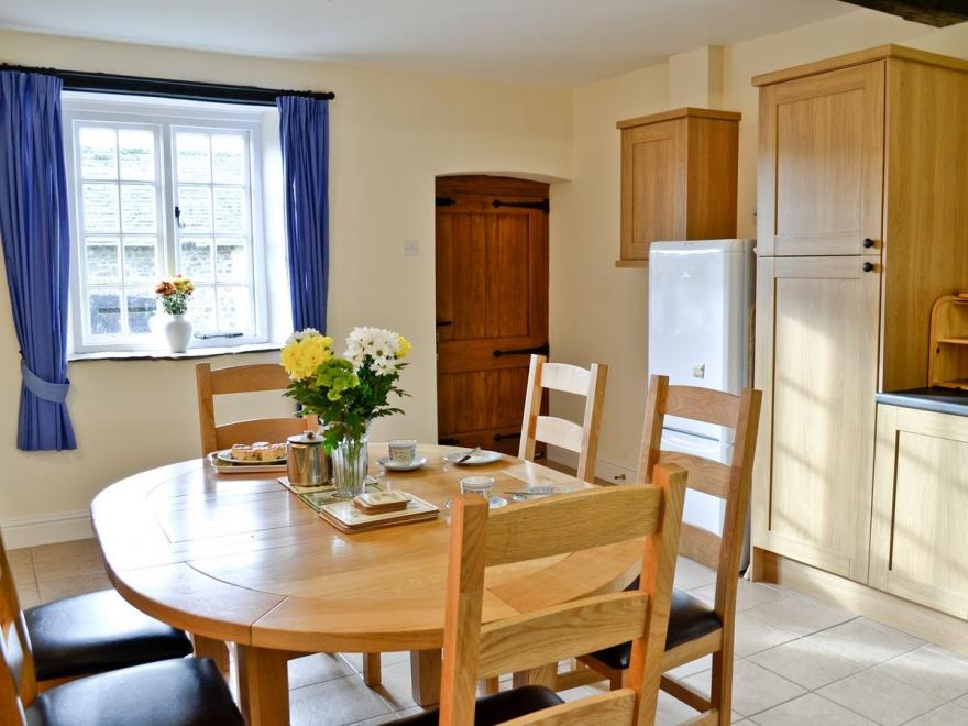 Stable Cottage - E5577