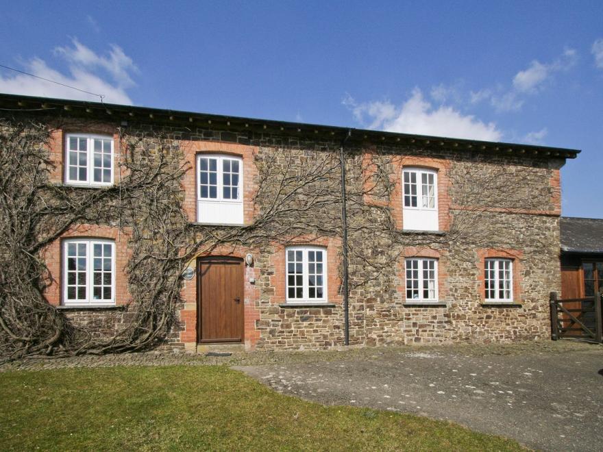 Stable Cottage - E5577