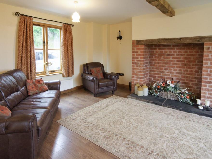 Cwm Corn Barn - HW7662