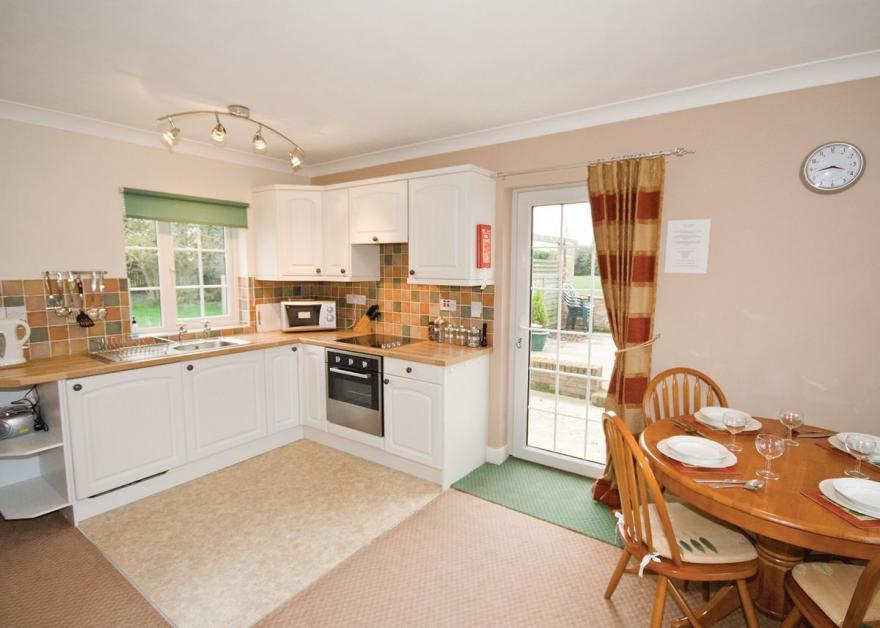 Curlew Cottage - E3752