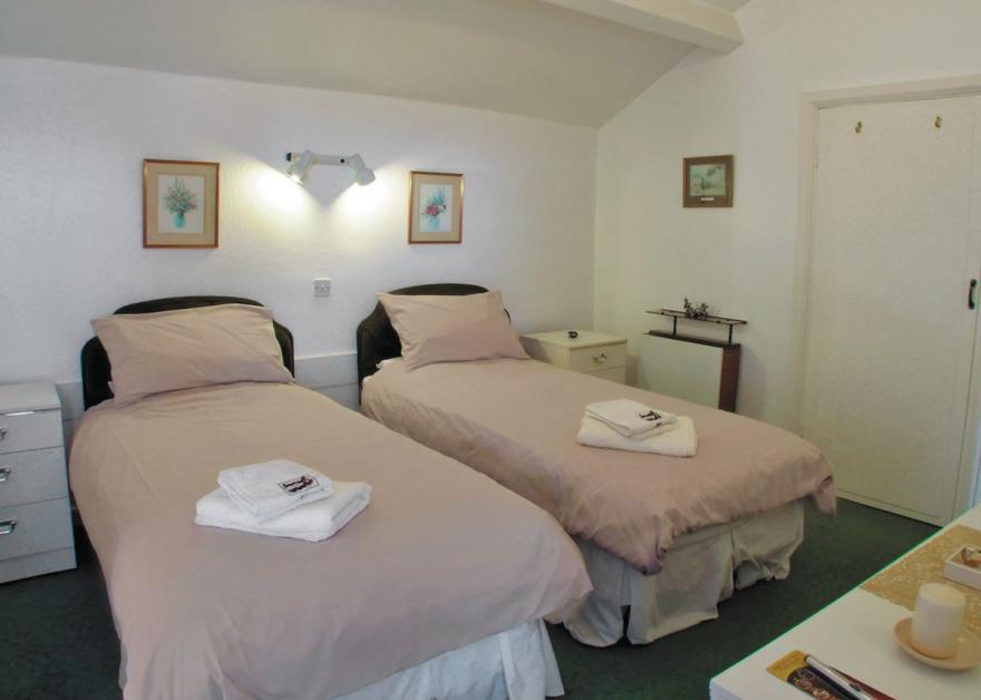 Dolphin Cottage - E5066