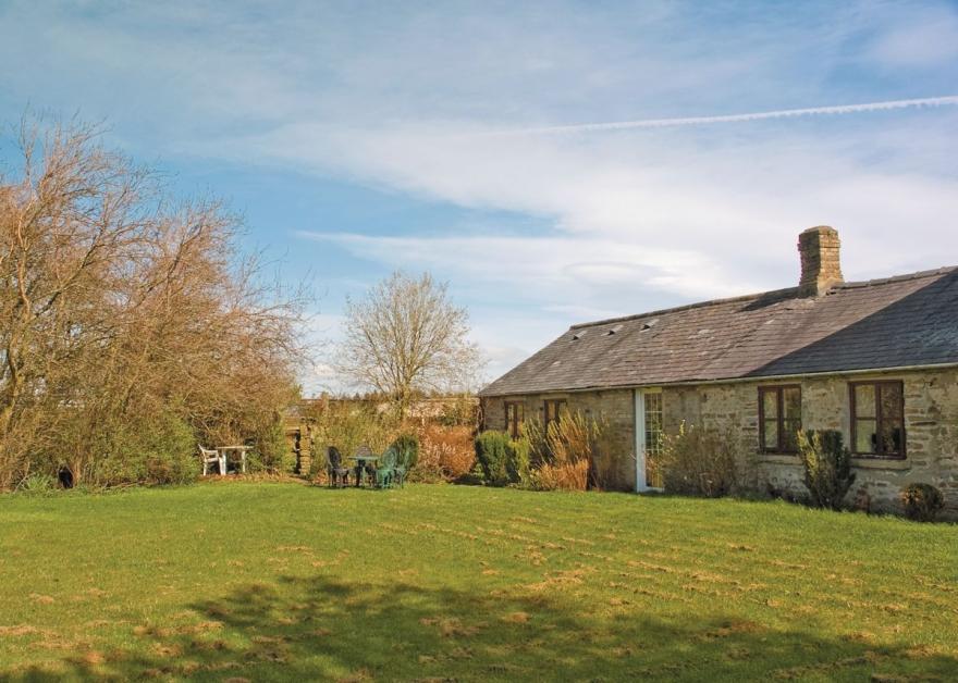 The Garden Cottage - E5243