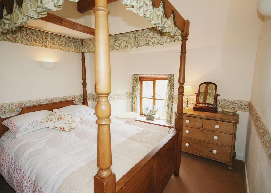 Gable Cottage - E3386