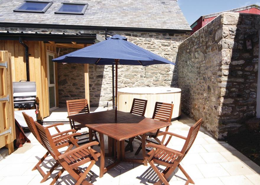 Stable Barn - HW7591