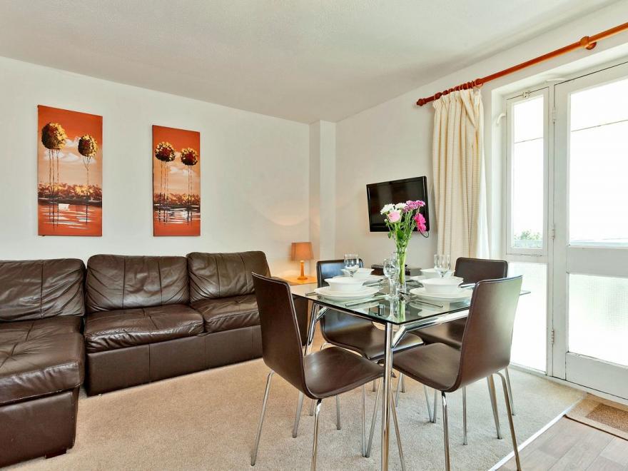 Hawthorn Apartment -B5381