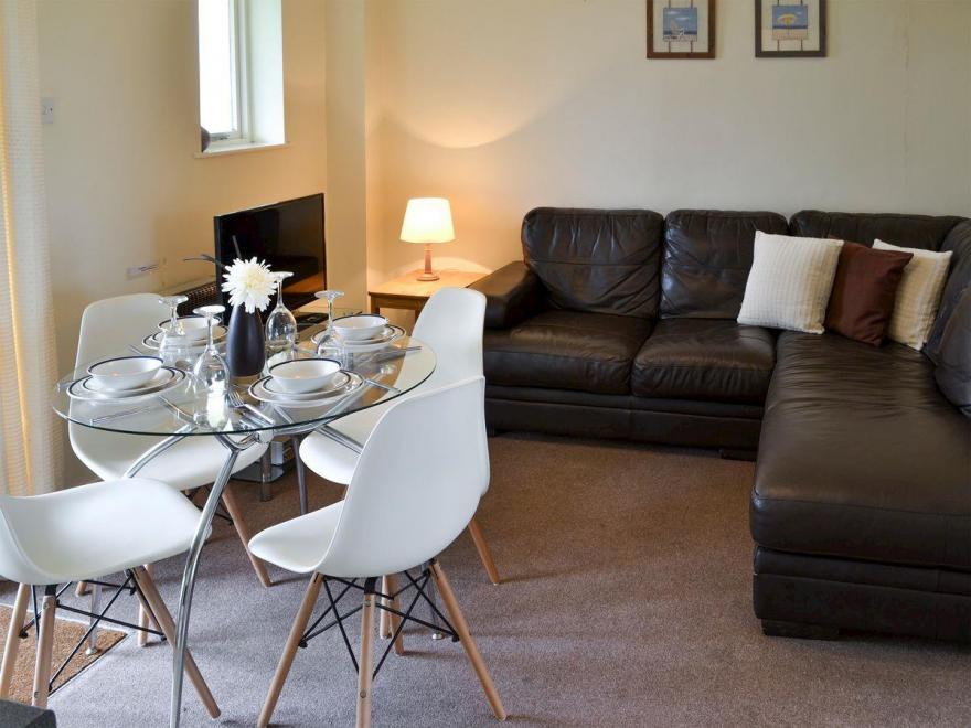 Holly Apartment -B6129