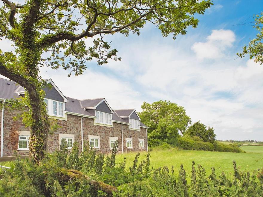 Bullfinch Apartment -B6133