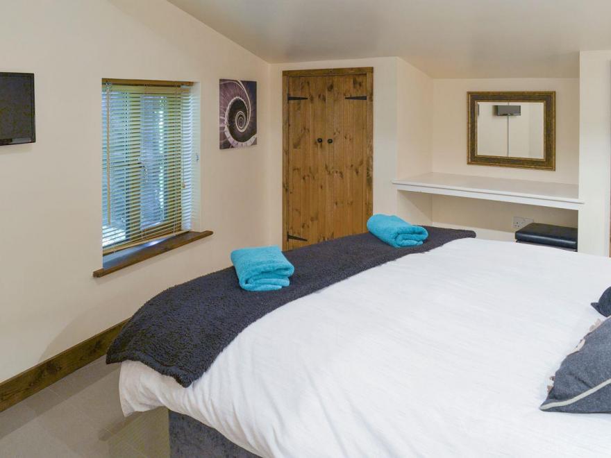 Chestnut Cottagee - 27636