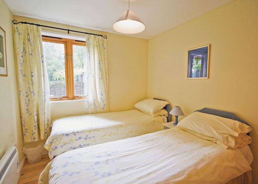 Briar Cottage - E5335