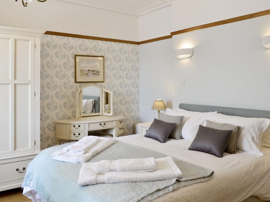 1 Girdleness Lighthouse Cottages