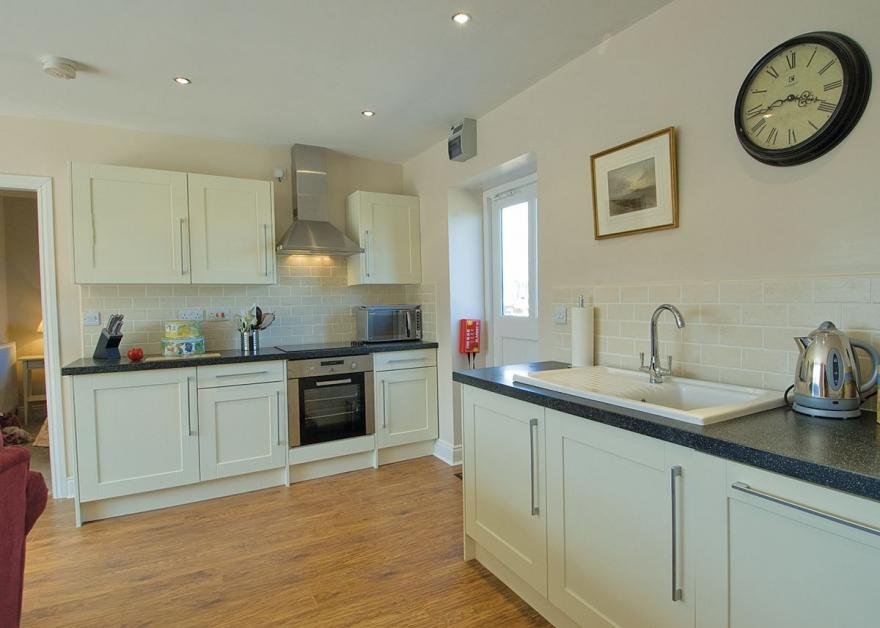 Lapwing Cottage - E5028