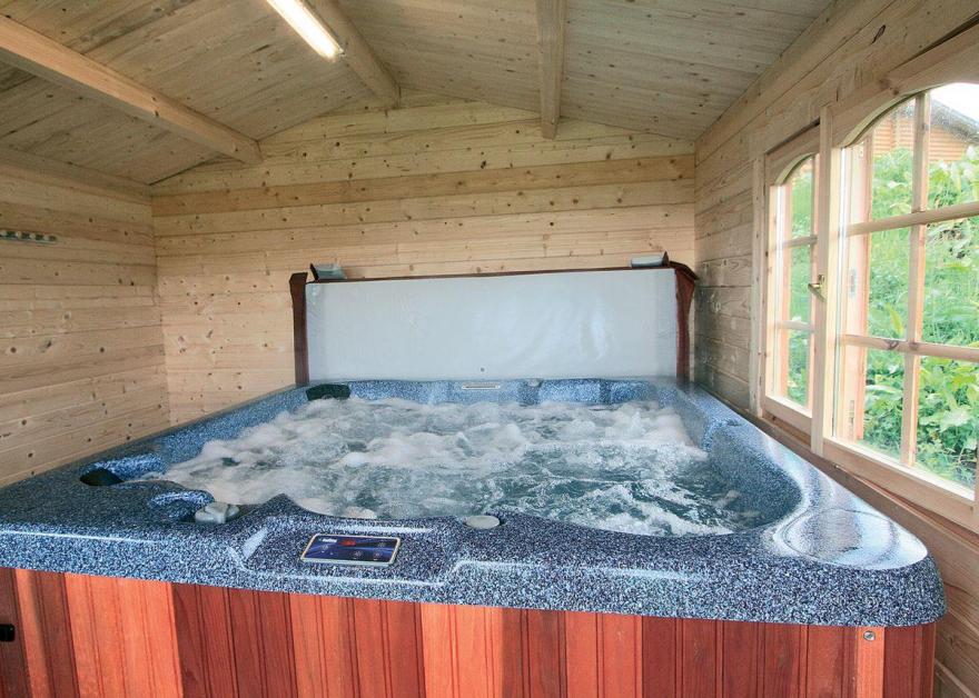 Bracken Log Cabin - S4468