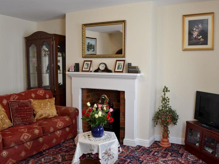 Waverley Cottage- Beechings Mews