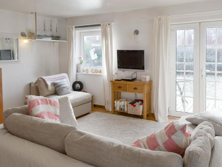 Water's Edge Holiday Home