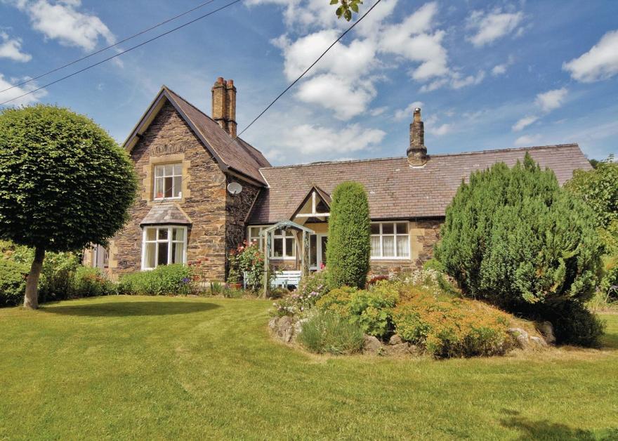 Station House - HW7742