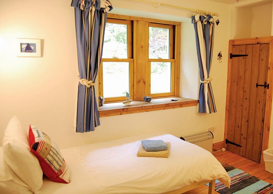 Shore Cottage - S4600