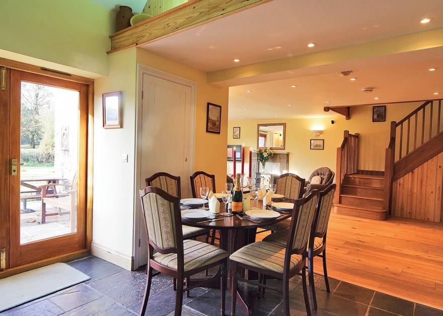 Wagon House Cottage - HW7576