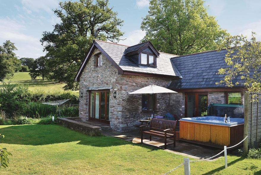 Wagon House Cottage - HW7576