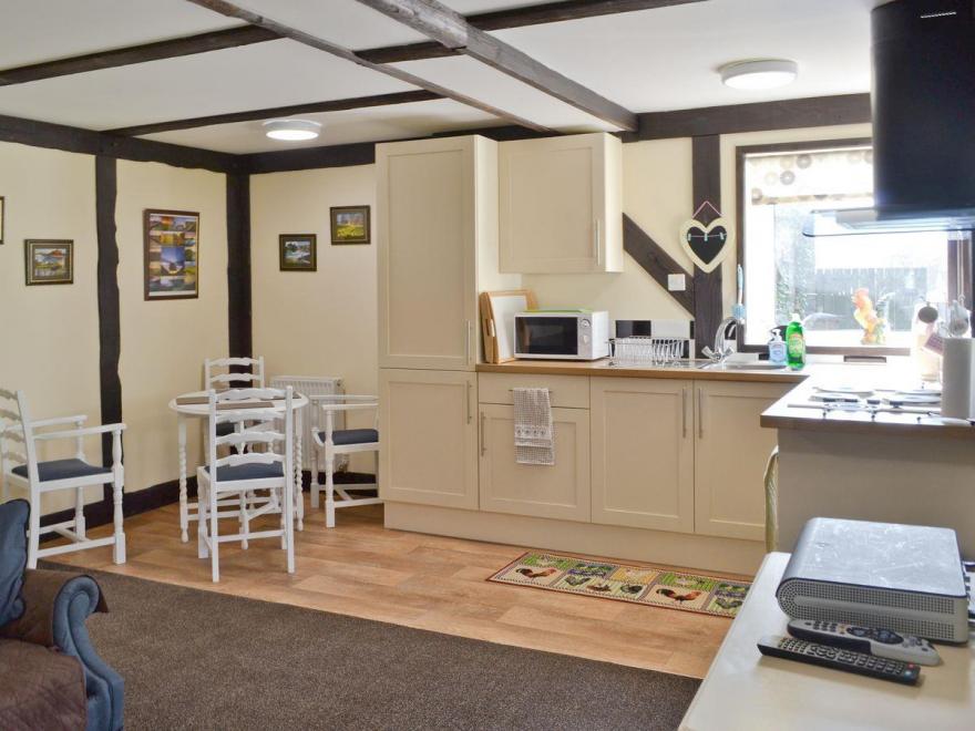 Coach House Cottage - UK3008