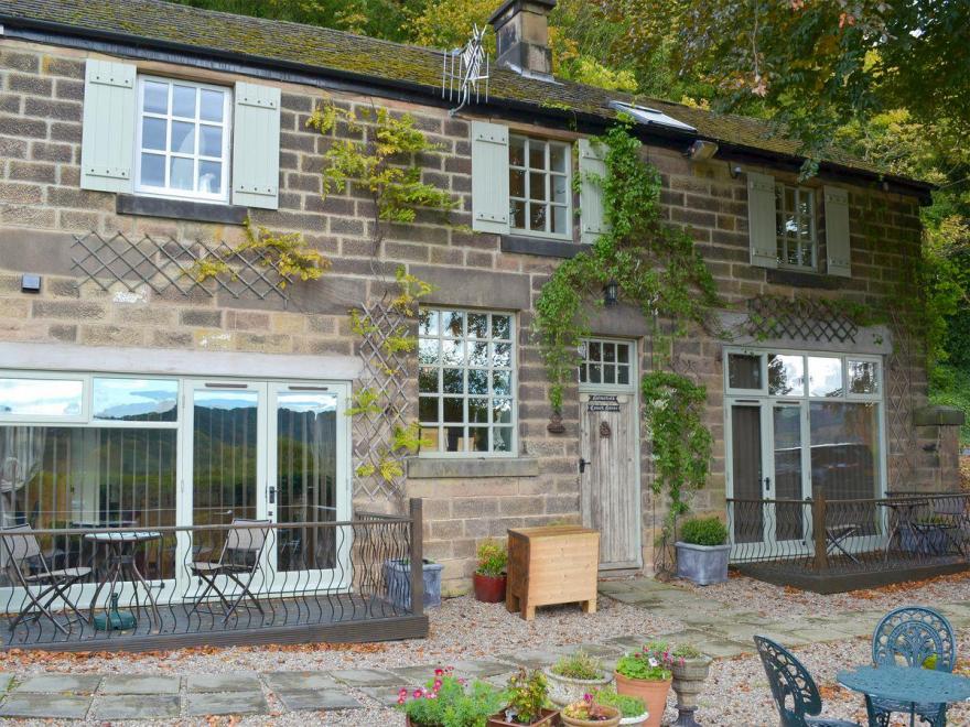 Holmefield Coach House - UK4039