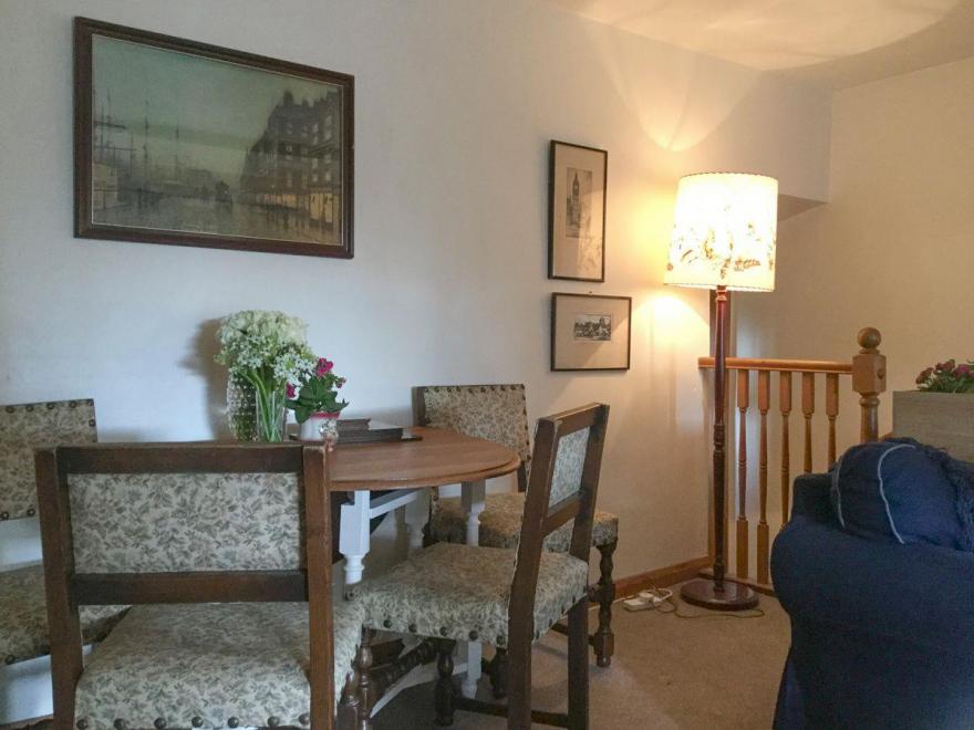 Rabbit Hutch - UK4056