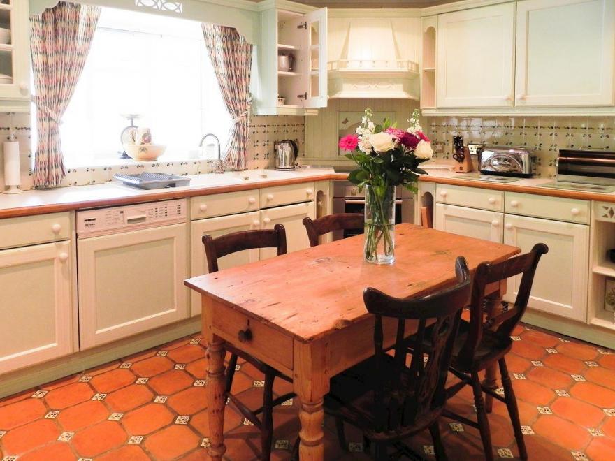 Hill House and Chalet - UKC2182