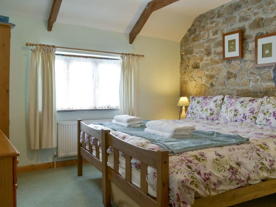 Mum's Cottage - UKC2404