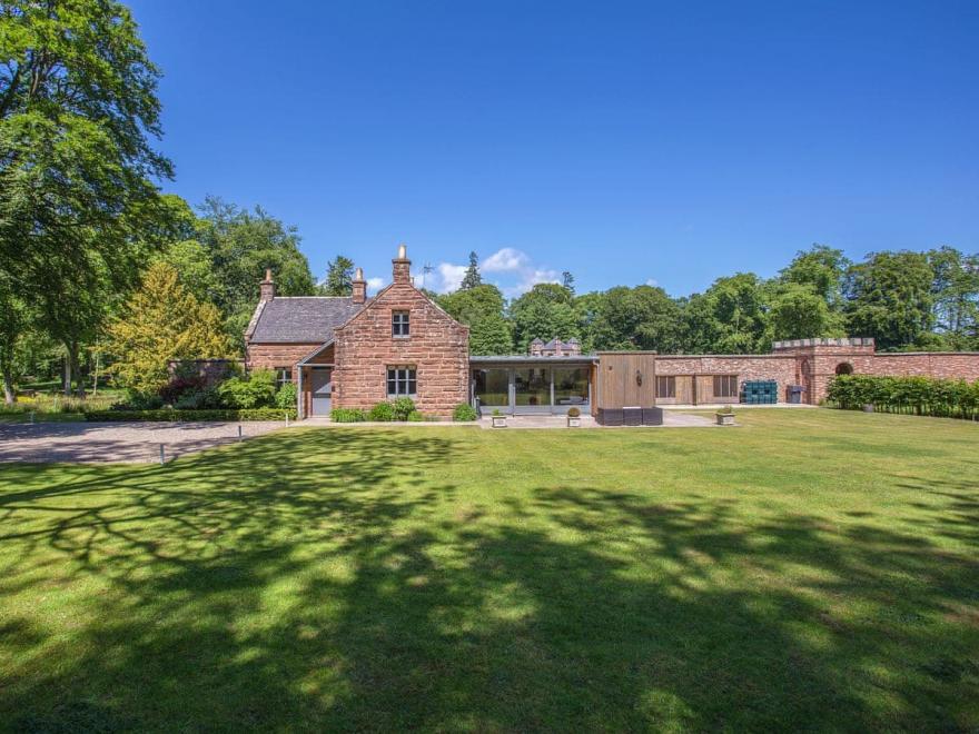 Gardener's Cottage - UKC2427