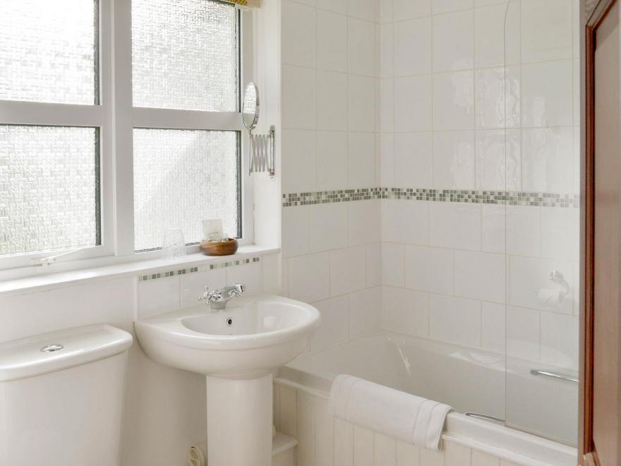 Plum Tree Cottage - E1352