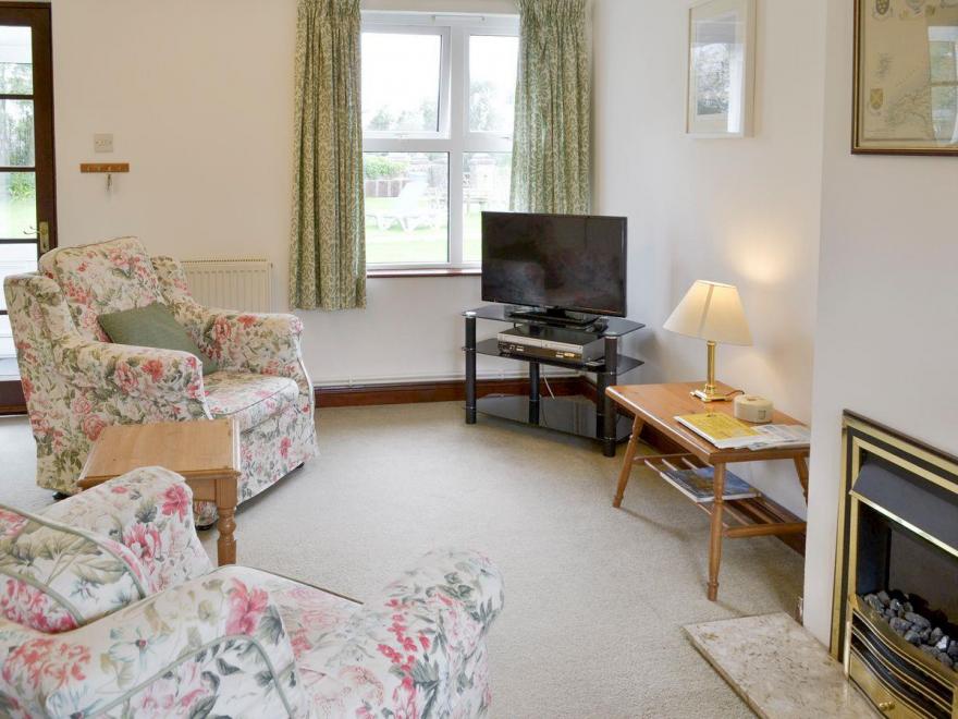 Plum Tree Cottage - E1352