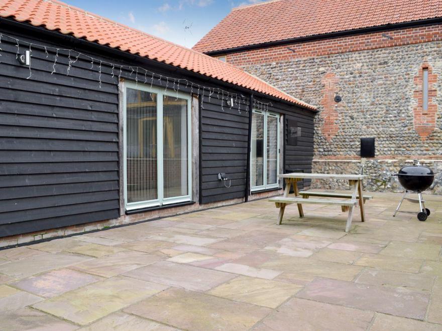 Courtyard Barn - UKC2525